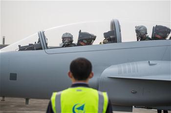 中國航空工業梟龍雙座戰鬥教練機01架在成都首飛