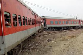 印度北部一列車脫軌至少50人受傷