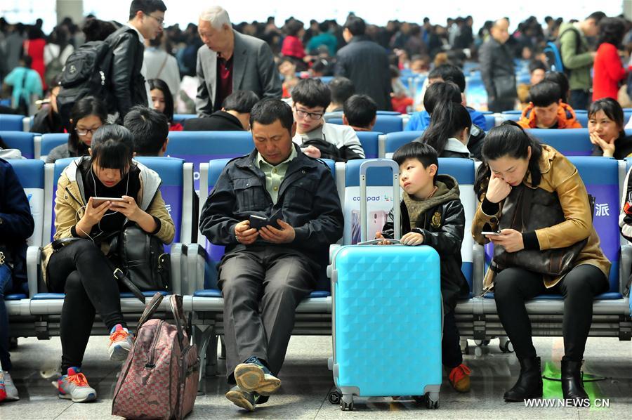 Nanchangxi Railway Station is expected to transfer more than 150,000 passengers in the first day of the Qingming Holiday. (Xinhua/Peng Zhaozhi)