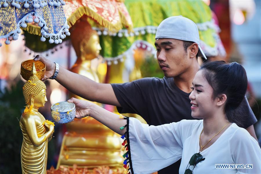 THAILAND-BANGKOK-WAT PHO-SONGKRAN-BUDDHA-TRIBUTE