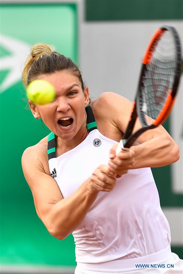 Simona Halep advances at French Open