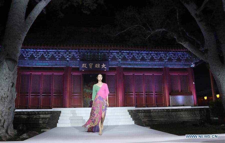 CHINA-BEIJING-FASHION SHOW-ANCIENT TEMPLE (CN)