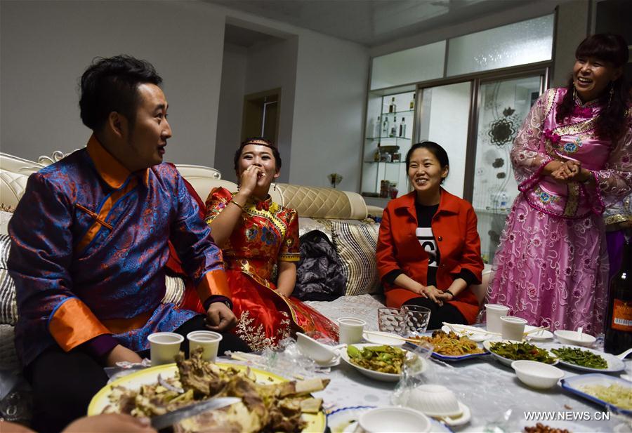 Kong Ning, a half-Xibe ethnic group and half-Daur ethnic group bride, and her groom Ding Chenhao of Manchu ethnic group held a grand and colorful wedding blended with both traditional and western customs in the border city of Tacheng, enjoying a sweet beginning of their marriage. 