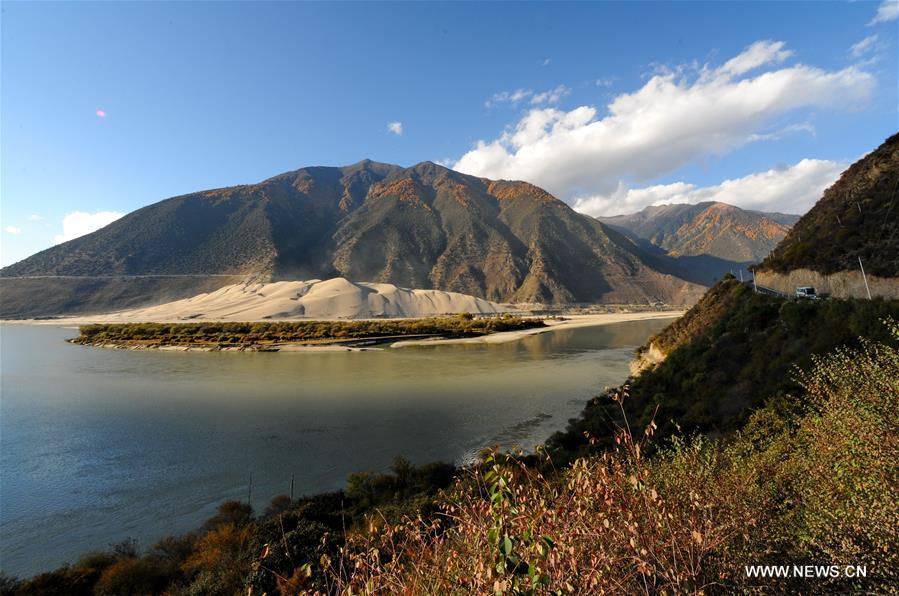 Photo taken on Nov. 3, 2016 shows the Yarlung Zangbo River in Nyingchi City, southwest China's Tibet Autonomous Region. 