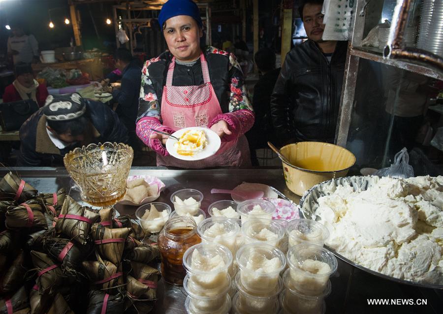 A woman makes egg pancakes at the night market of Moyu County of Hotan City, northwest Xinjiang Uygur Autonomous Region, Nov. 4, 2016. 
