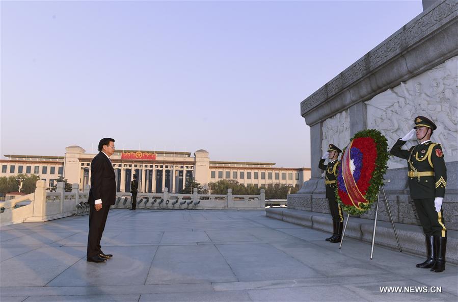 Lao Prime Minister Thongloun Sisoulith (L) lays a wreath to the Monument to the People's Heroes at the Tian'anmen Square in Beijing, capital of China, Nov. 28, 2016. (Xinhua/Zhang Ling)