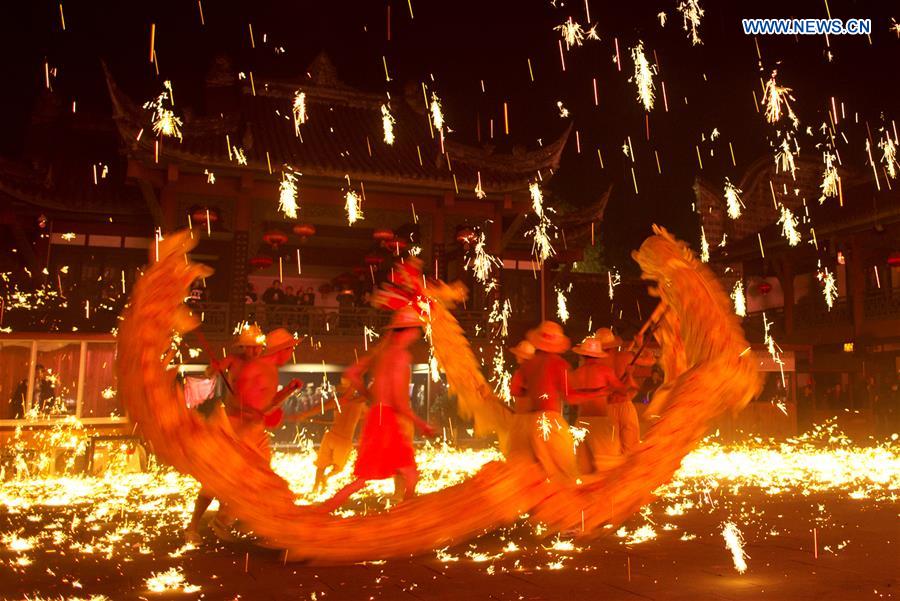 #CHINA-CHENGDU-FIRE DRAGON DANCE (CN)