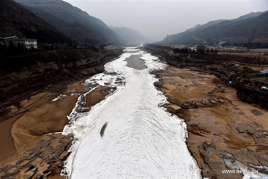 Photo taken on Jan. 5, 2017 shows floating ice on the Jixian section of the Yellow River in north China's Shanxi Province. 