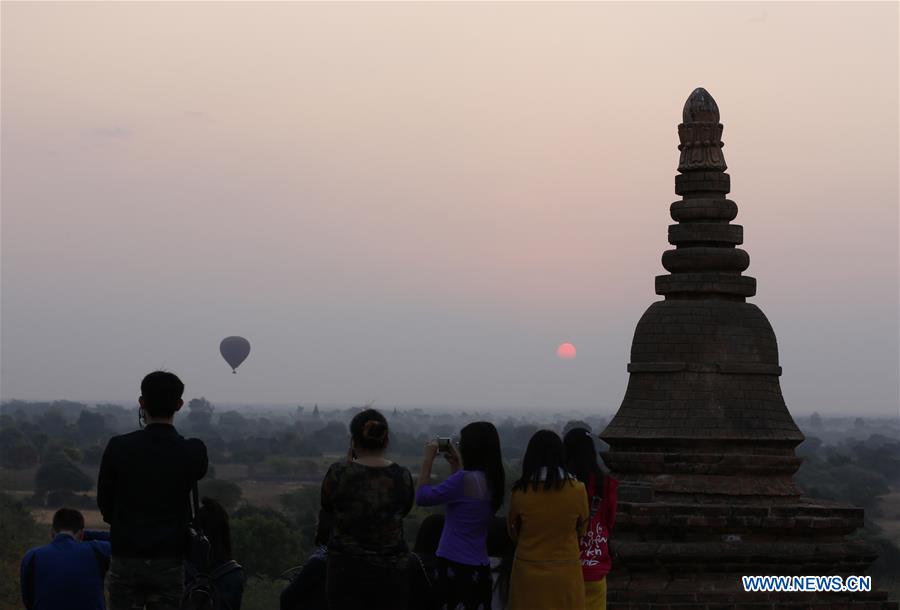 MYANMAR-BAGAN-HOT AIR BALLOON-SUNRISE