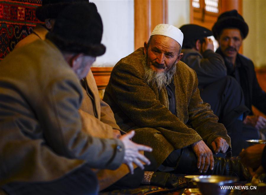 People in Kashgar has been drinking tea since more than a thousand years ago, thanks to the city's important position on the ancient Silk Road, through which merchants traded tea and other goods between China, Middle East and Europe