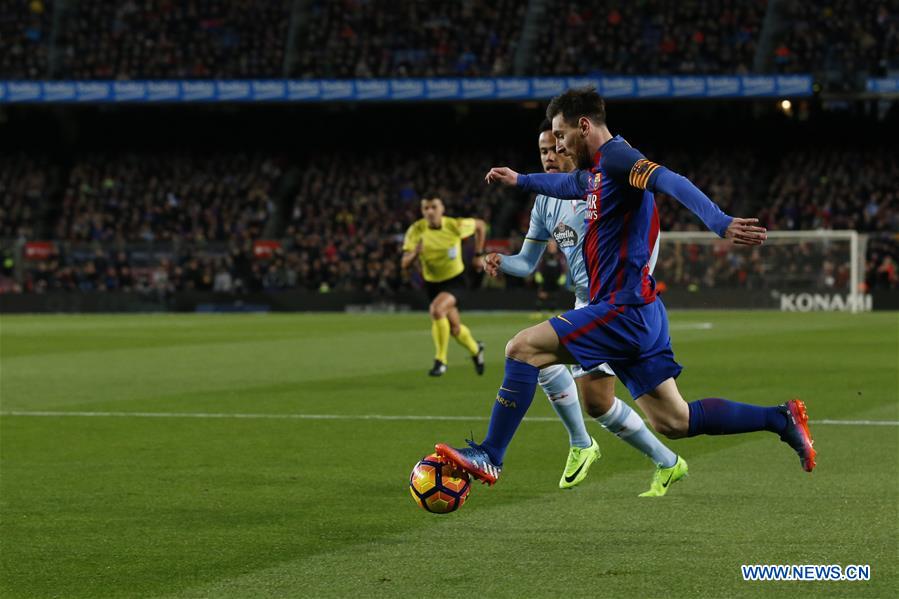 Barcelona's Lionel Messi (front) breaks through during the Spanish first division soccer match between FC Barcelona and Celta de Vigo at the Camp Nou Stadium in Barcelona, Spain, March 4, 2017. Barcelona won 5-0.