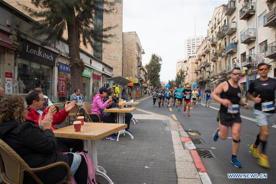 People cheer for runners taking part in the 7th International Jerusalem Winner Marathon in Jerusalem, on March 17, 2017. (Xinhua/Guo Yu)
