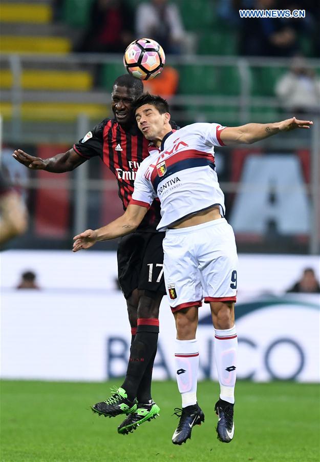 AC Milan's Christian Zapata (L) vies with Genoa's Giovanni Simeone during a Serie A soccer match between AC Milan and Genoa, in Milan, Italy, March 18, 2017. 