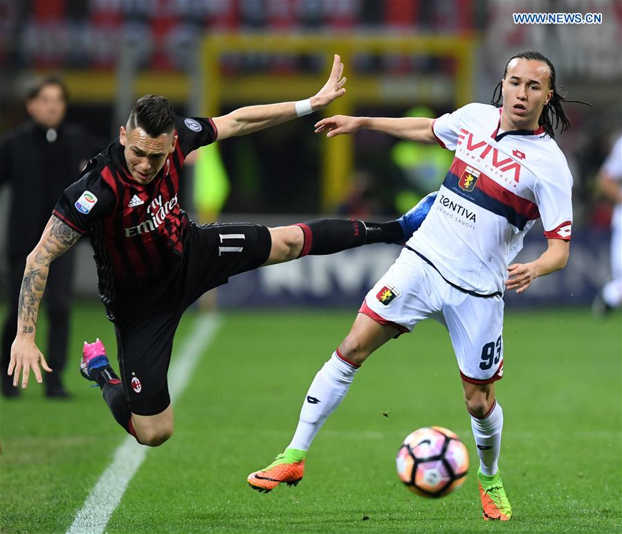 AC Milan's Lucas Ocampos (L) competes with Genoa's Diego Laxalt during a Serie A soccer match between AC Milan and Genoa, in Milan, Italy, March 18, 2017. 