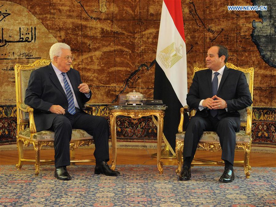 Egyptian President Abdel-Fattah al-Sisi (R) meets with visiting Palestinian President Mahmoud Abbas in Cairo, Egypt, on March 20, 2017. 