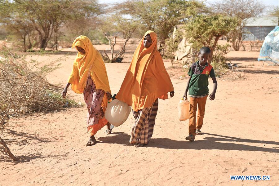 People return after fetching water to the internal displaced person (IDP) camp at Doolow, a border town with Ethiopia, Somalia, March 19, 2017. 
