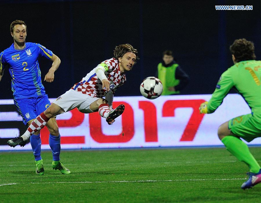 Luka Modric (C) of Croatia shoots the ball during the FIFA World Cup 2018 qualifier match against Ukraine at the Maksimir stadium in Zagreb, capital of Croatia, March 24, 2017. 