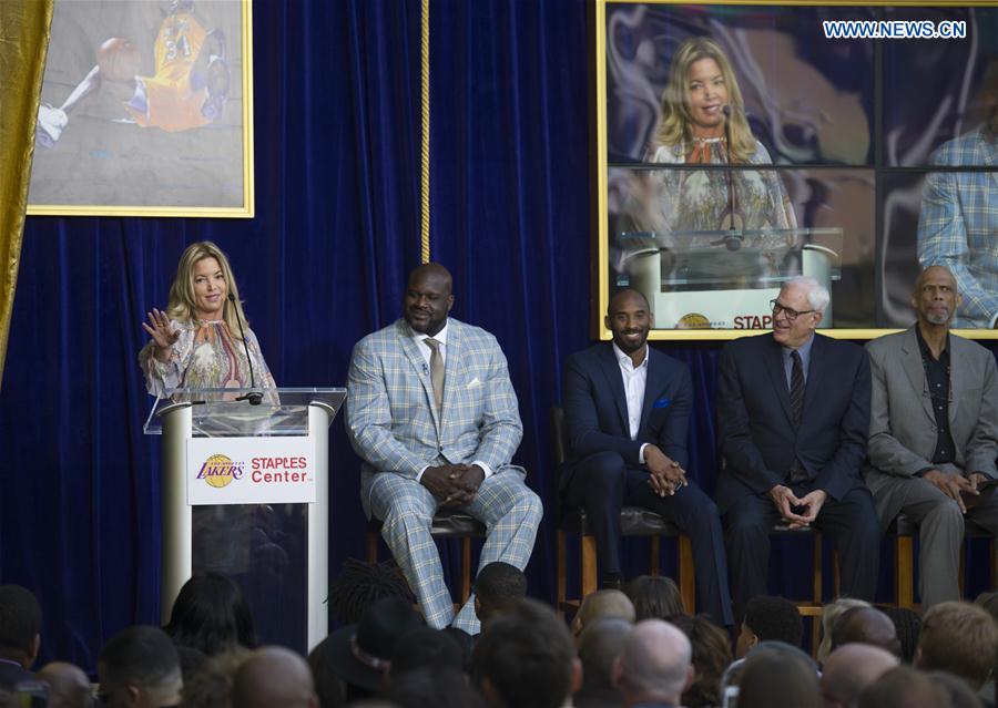 Los Angeles Lakers owner Jeanie Buss (L) speaks during the ceremony to unveil Shaquille O'Neal's statue at Staples Center in Los Angeles, the United States, March 24, 2017. 