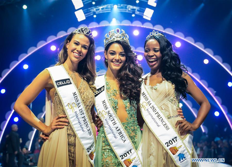 The first prize winner Demi-Leigh Nel-Peters (C), the first runner-up Ade van Heerden (L) and the second runner-up Boipelo Mabe pose for photos during the Miss South Africa 2017 Pageant and Celebration in Sun City, North West Province, South Africa, on March 26, 2017. The Miss South Africa 2017 Pageant and Celebration was held here Sunday. Demi-Leigh Nel-Peters from Sedgefield in the Western Cape Province, a 21-year-old part-time model, was crowned Miss South Africa 2017 with a prize of one million rand (about 80,000 US dollars), and the runners-up are Ade van Heerden (1st Princess) from the Western Cape Province and Boipelo Mabe (2nd Princess) from Gauteng Province. (Xinhua/Zhai Jianlan) 