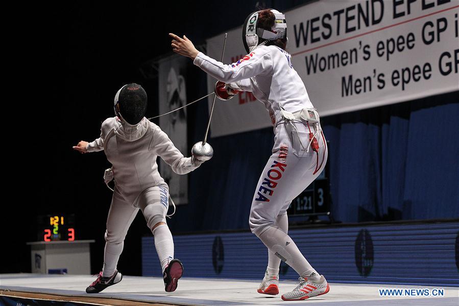 Rosella Fiamingo (L) of Italy and Choi Injeong of South Korea fight in the final match of the Women's Epee Grand Prix in Budapest, Hungary, March 26, 2017. Rosella Fiamingo beat Choi Injeong of South Korea 14-9 in the final and won gold medal. (Xinhua/Csaba Domotor) 