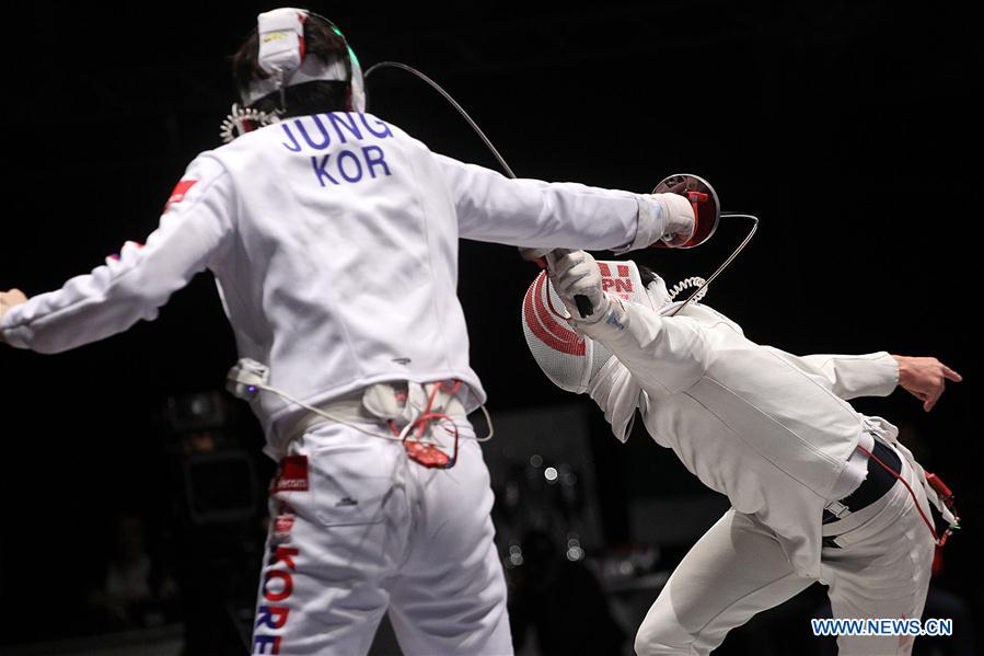Jung Jinsun (L) of South Korea and Kazuyasu Minobe of Japan fight in the final match of the Men's Epee Grand Prix in Budapest, Hungary, March 26, 2017. Jung Jinsun beat Kazuyasu Minobe of Japan 15-9 in the final and won the gold medal. (Xinhua/Csaba Domotor) 