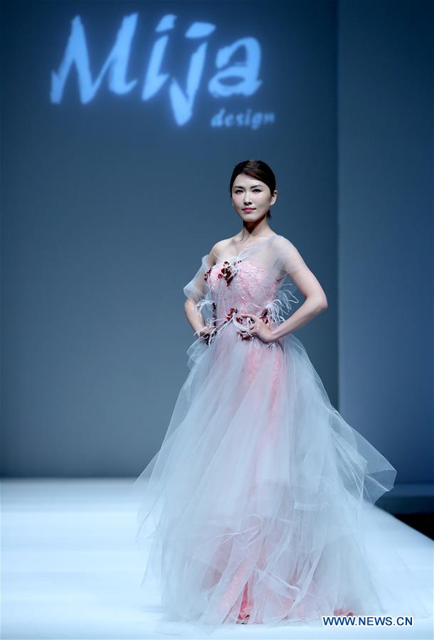 A model presents a creation designed by Lyu Qing during China Fashion Week in Beijing, capital of China, March 27, 2017. 