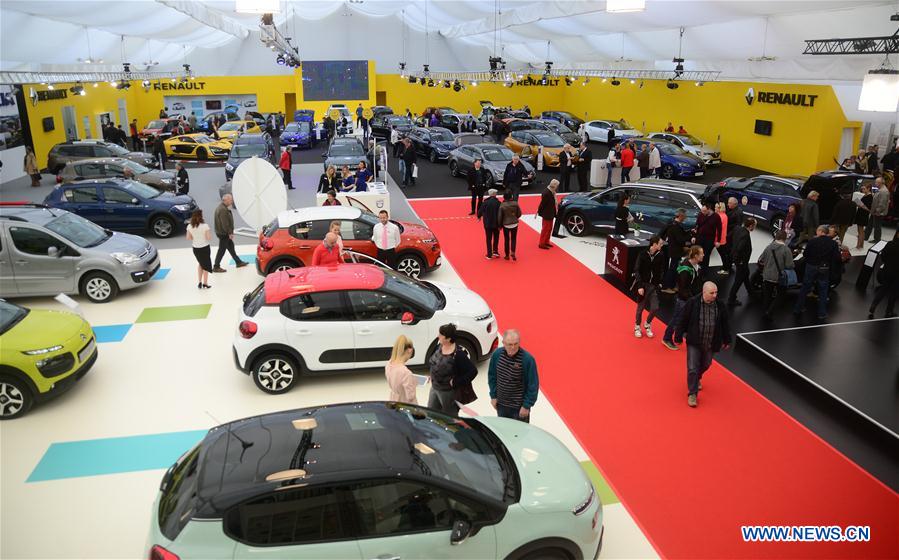 People are looking at the exhibited cars at 24th Slovenian Motor Show in the exhibition and convention centre (GR) in Ljubljana, Slovenia, March 28, 2017. The 24th Slovenian Motor Show, which is open to the public from March 27 to April 2, 2017, are exhibited on 12,000 square meters of exhibiton space with 260 vehicles. (XINHUA PHOTO/MATIC STOJS) 