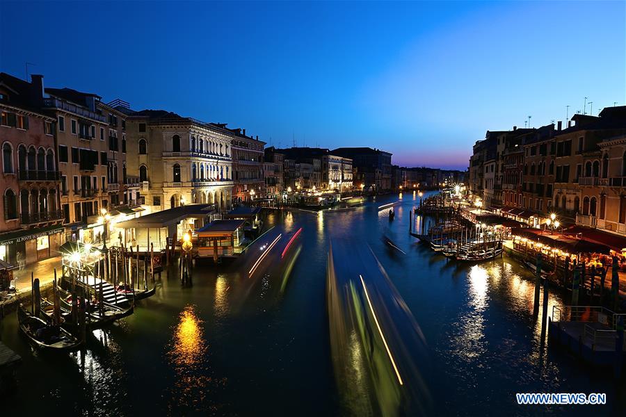 ITALY-VENICE-CANAL-DUSK