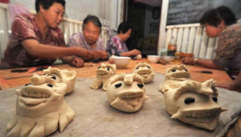 Villagers make tiger-shape buns to prepare for Dragon Boat Festival in N China