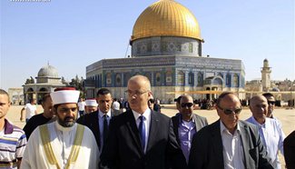 Palestinian PM visits Al-Aqsa mosque compound in Jerusalem