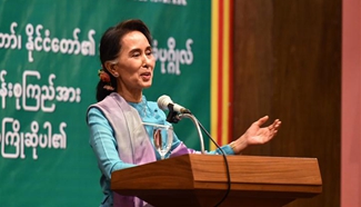 Aung San Suu Kyi meets Myanmar migrant workers in Thailand