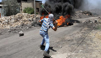 Palestinian protesters clash with Israeli soldiers in Kufr Qadoom