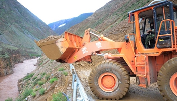 Landslide blocks highway linking Tibet with Sichuan in SW China