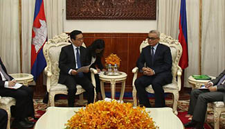 Chinese commerce minister meets Cambodian finance minister in Phnom Penh