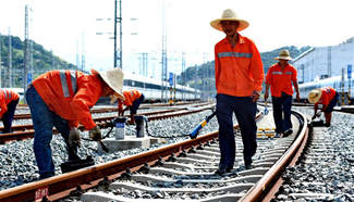 Fuzhou Railway workers stick to jobs despite high temperature