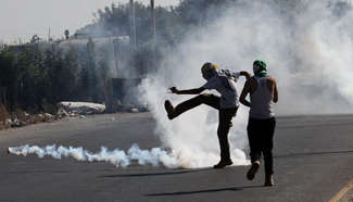 Palestinian protester clashes with Israeli troops near West Bank