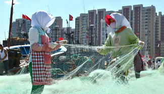 Fishermen prepare fishing net in E China