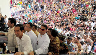 Indonesian, Philippine presidents visit clothes and textile market in Jakarta
