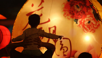 People enjoy lantern shows to celebrate Chinese Mid-autumn Festival