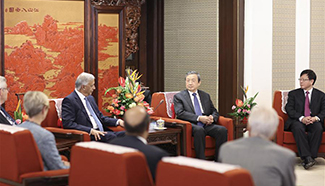 Chinese vice premier meets with int'l advisors of CIC in Beijing