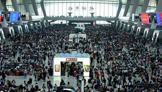 Record-breaking numbers of air and rail passengers on first day of National Day Holiday
