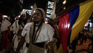 People parade to support peace talks between FARC, Colombian gov’t
