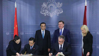 Chinese, Latvian premiers meet to enhance ties