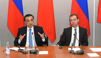Chinese premier meets journalists together with Russian counterpart