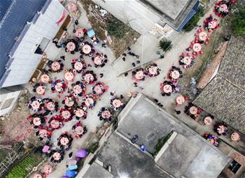 Villagers enjoy meal during neighborhood banquet in E China