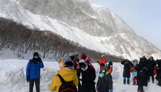 Tourists enjoy snowy scenery at Changbai Mountain, NE China