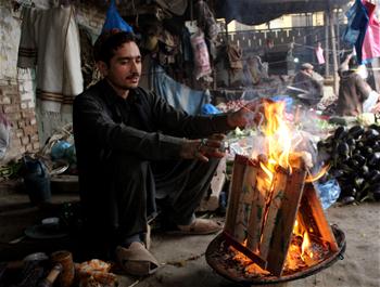 Daily life in Peshawar during cold wave