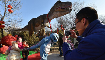 N China's Taiyuan Zoo opens dinosaur-themed carnival