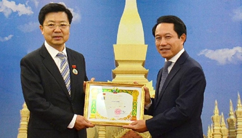 Laos confers friendship medal to Chinese ambassador