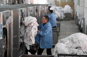 Over 35,000 train beddings washed per day during Spring Festival